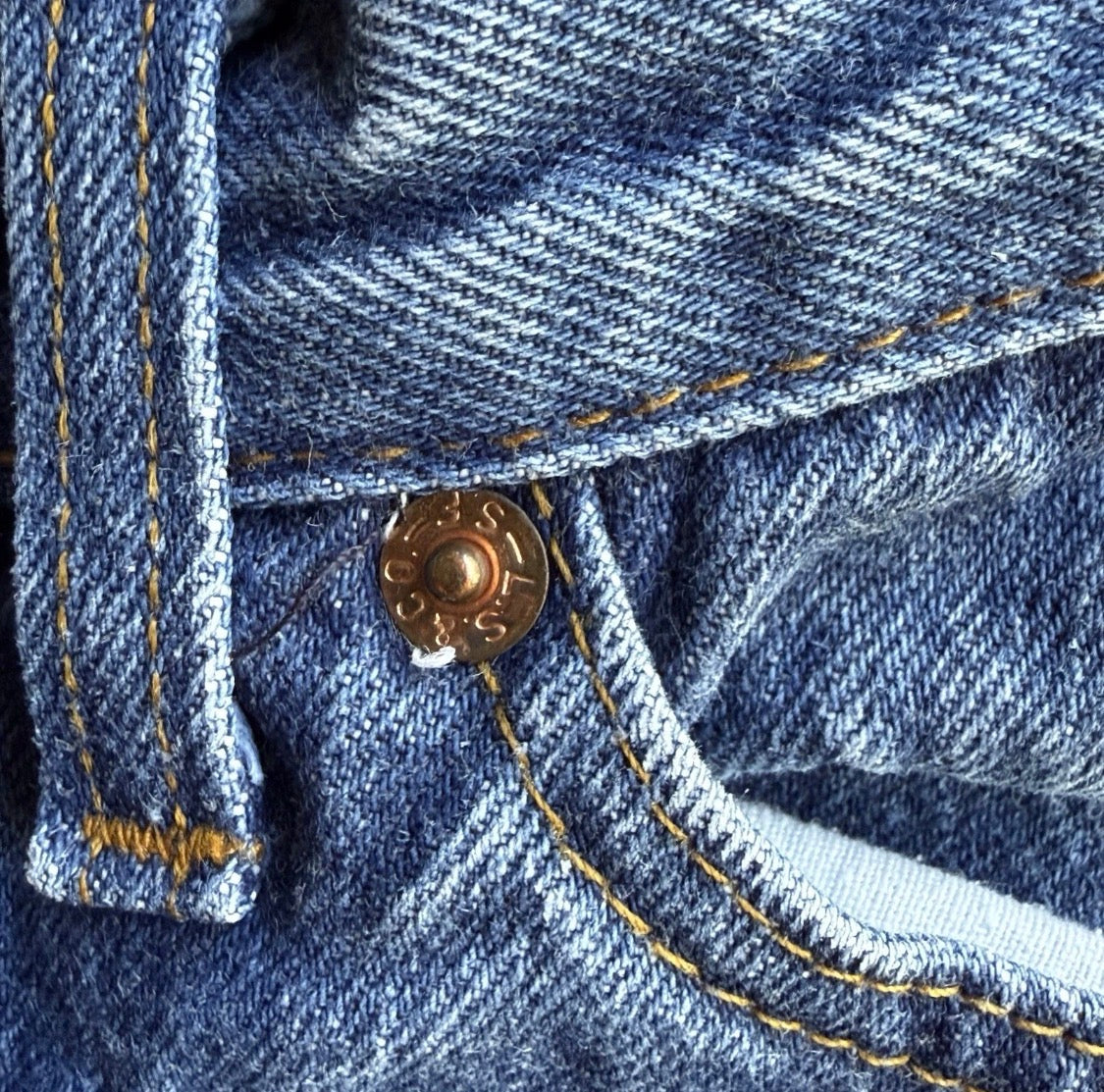 Vintage 1980’s Levi’s Petite Dark Wash High Waist Button Fly  115501-0115 26x30